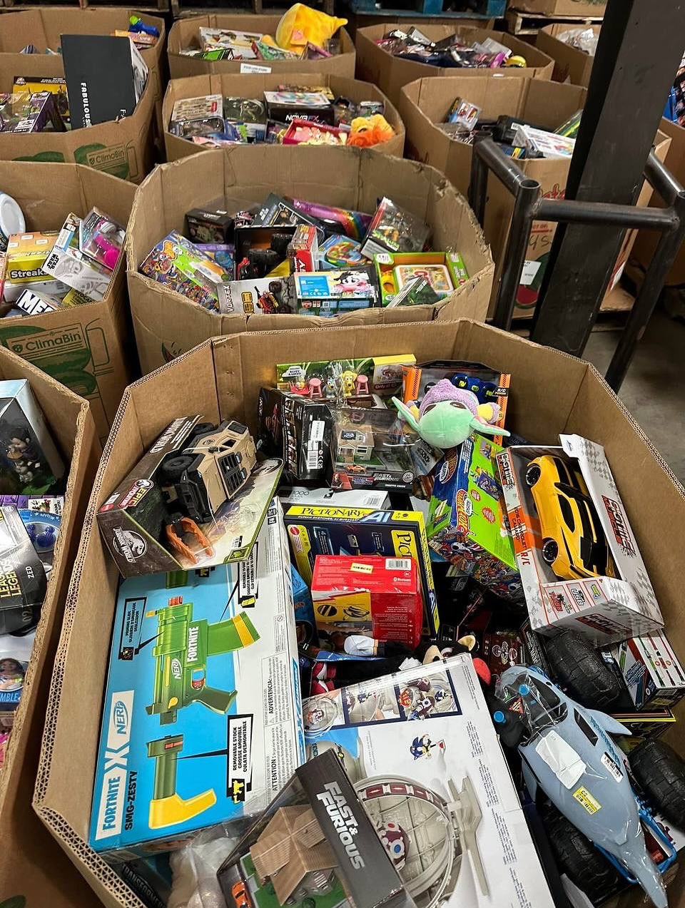 Toys and gaming pallets - LEGO, Pokémon, Hot Wheels